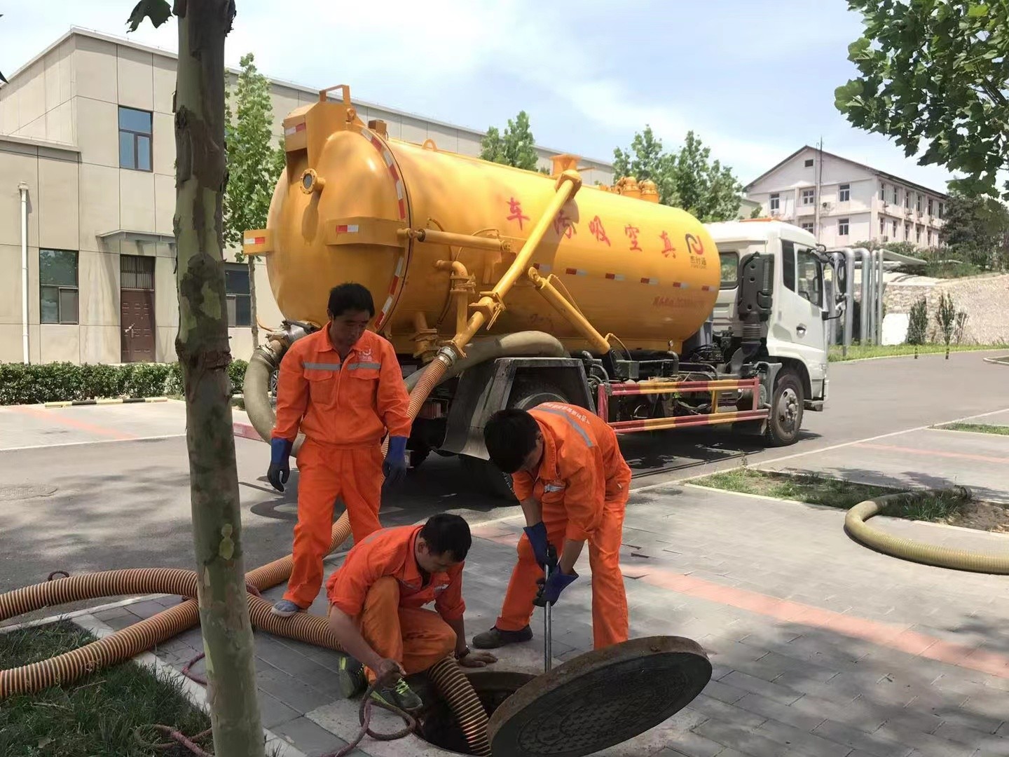 恩阳管道疏通车停在窨井附近