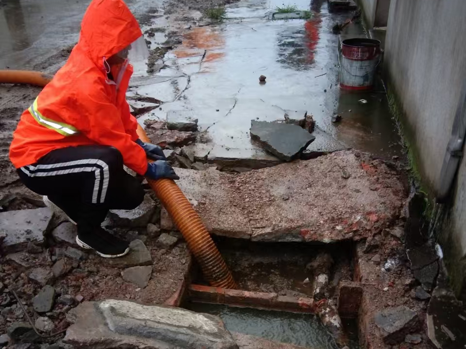 恩阳专业清理污水池 炜誉市政以规范流程守护城市 “肠道”